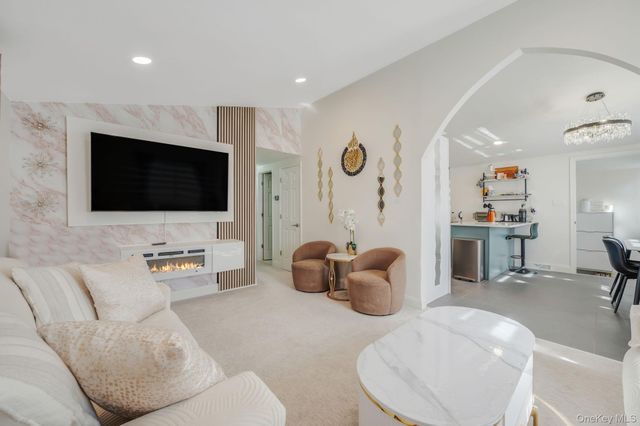 16 Riviera Parkway, Lindenhurst, NY 11757