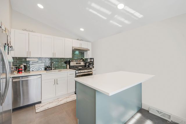 16 Riviera Parkway, Lindenhurst, NY 11757