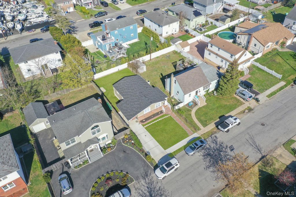 16 Riviera Parkway, Lindenhurst, NY 11757