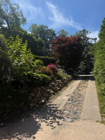 2 Prospect Avenue, Sea Cliff, NY 11579