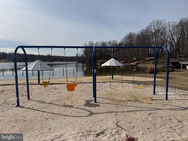 2367 N LAKESHORE DR, Louisa, VA 23093