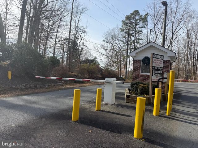 2367 N LAKESHORE DR, Louisa, VA 23093