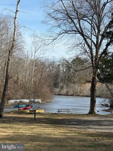 2367 N LAKESHORE DR, Louisa, VA 23093