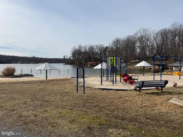 2367 N LAKESHORE DR, Louisa, VA 23093