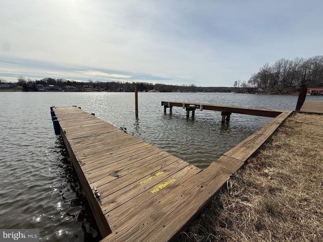 2367 N LAKESHORE DR, Louisa, VA 23093