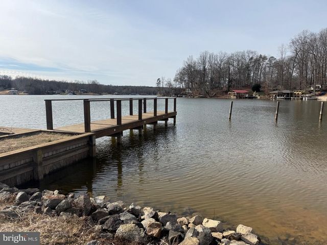 2367 N LAKESHORE DR, Louisa, VA 23093