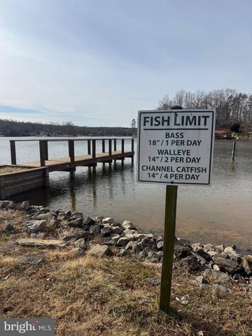 2367 N LAKESHORE DR, Louisa, VA 23093