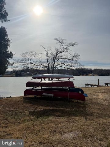 2367 N LAKESHORE DR, Louisa, VA 23093