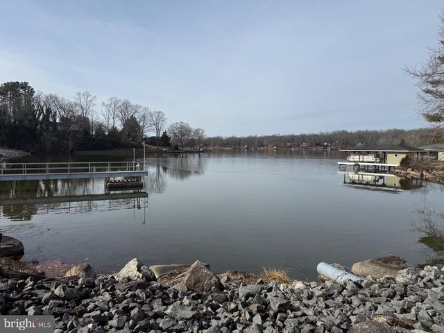 2367 N LAKESHORE DR, Louisa, VA 23093