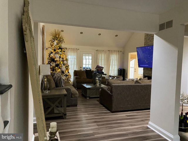 1752 OAK HILL DR, Huntingdon Valley, PA 19006