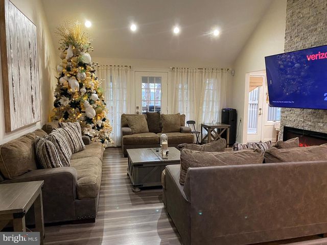 1752 OAK HILL DR, Huntingdon Valley, PA 19006