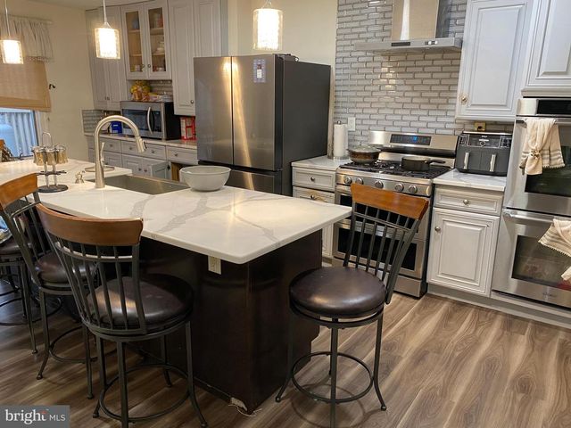 1752 OAK HILL DR, Huntingdon Valley, PA 19006