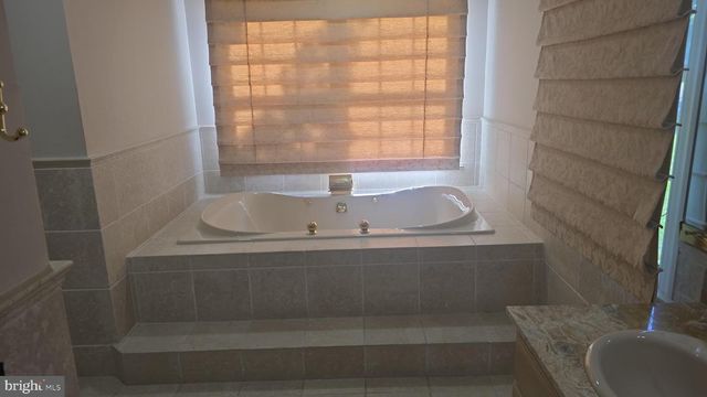 1752 OAK HILL DR, Huntingdon Valley, PA 19006