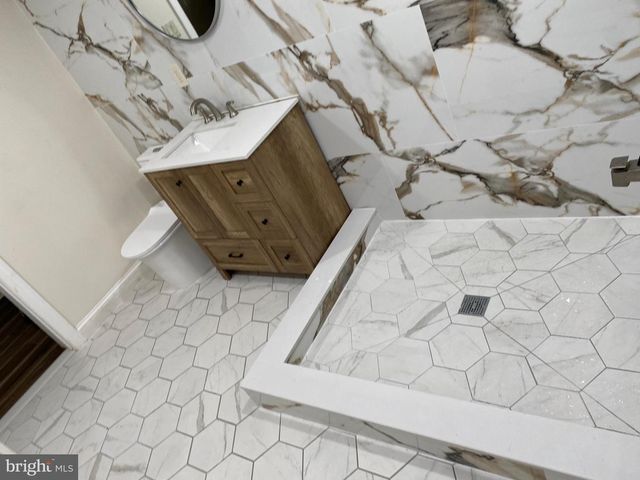 1752 OAK HILL DR, Huntingdon Valley, PA 19006