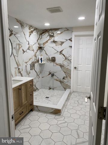 1752 OAK HILL DR, Huntingdon Valley, PA 19006