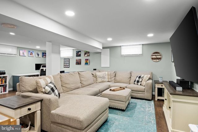 16 KERR DR, Hamilton, NJ 08610