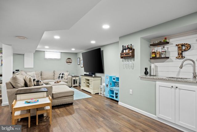 16 KERR DR, Hamilton, NJ 08610