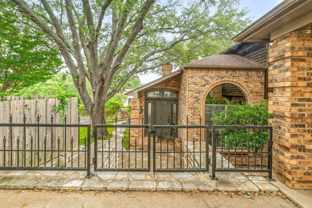 4904 Fairway Place Court, Granbury, TX 76049