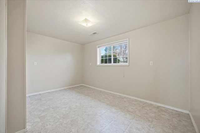 2620 W Klamath Ave, Kennewick, WA 99336