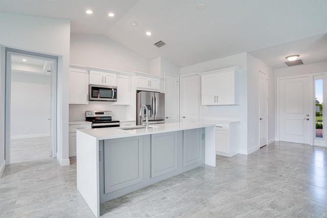 388 SW Vista Lake Drive, Port St. Lucie, FL 34983
