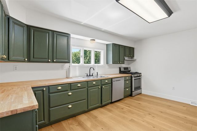 2420 Thomas Dr, Hampton, PA 15101