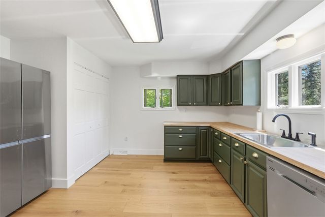 2420 Thomas Dr, Hampton, PA 15101