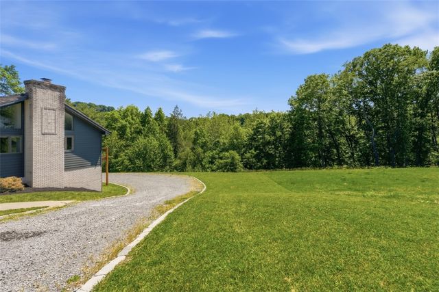 2420 Thomas Dr, Hampton, PA 15101