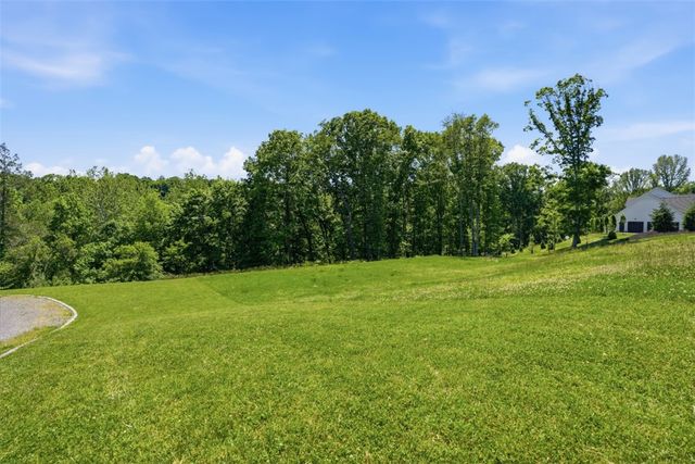 2420 Thomas Dr, Hampton, PA 15101
