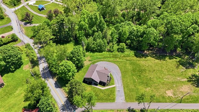 2420 Thomas Dr, Hampton, PA 15101