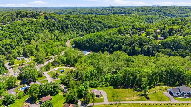 2420 Thomas Dr, Hampton, PA 15101