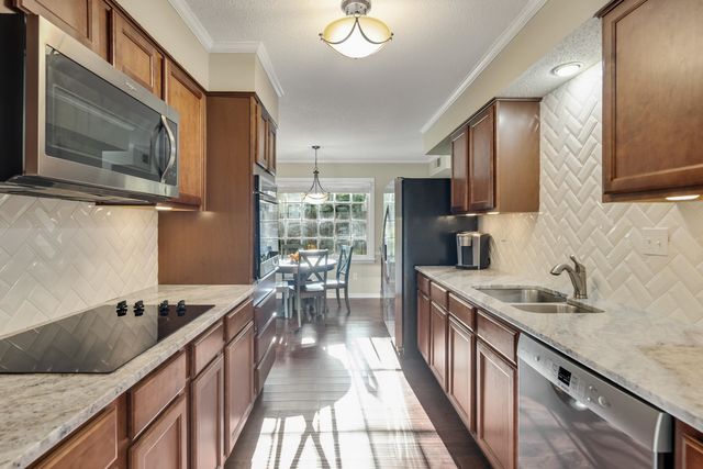 7619 BLACKBERRY FARM RD, Germantown, TN 38138