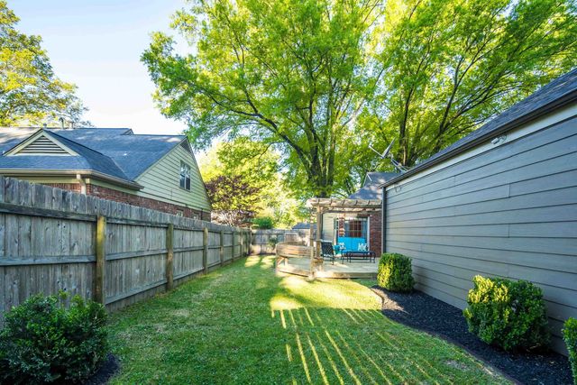 7619 BLACKBERRY FARM RD, Germantown, TN 38138
