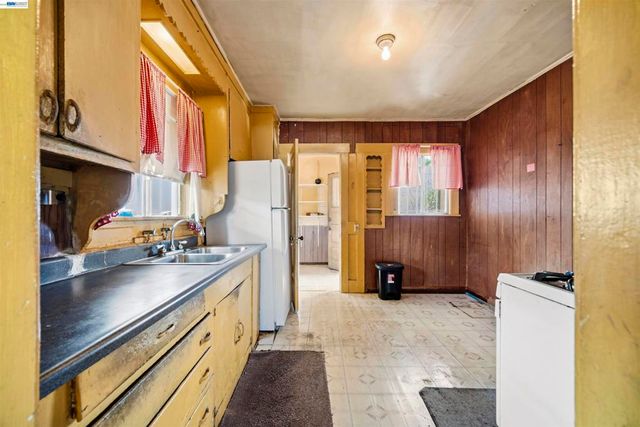 10737 Pearmain St, Oakland, CA 94603
