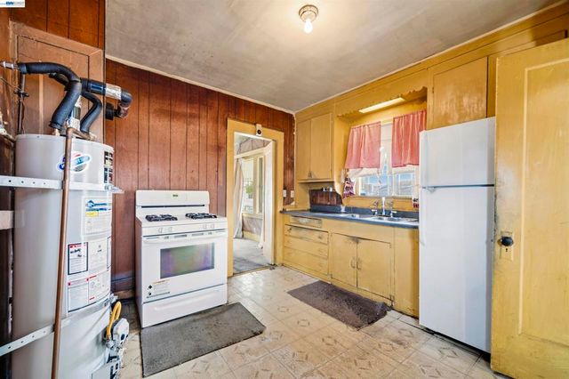 10737 Pearmain St, Oakland, CA 94603
