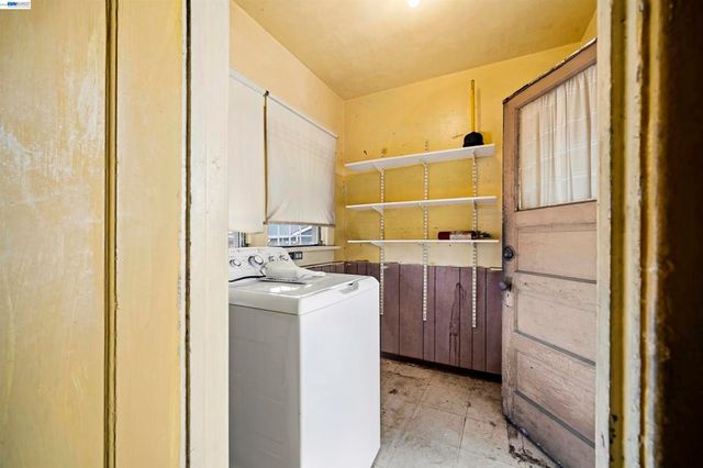 10737 Pearmain St, Oakland, CA 94603