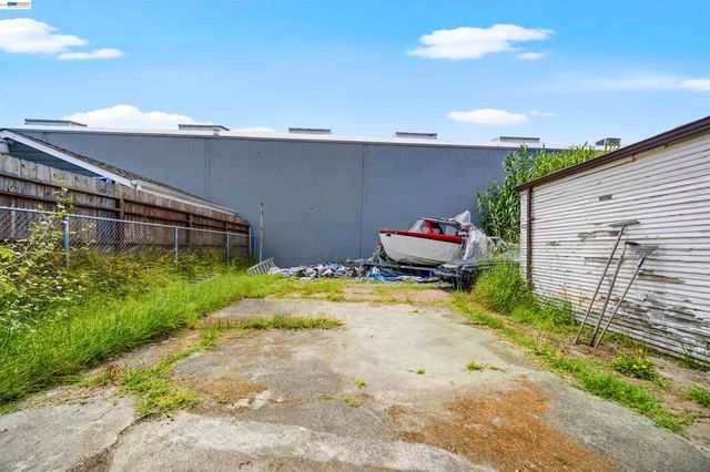 10737 Pearmain St, Oakland, CA 94603