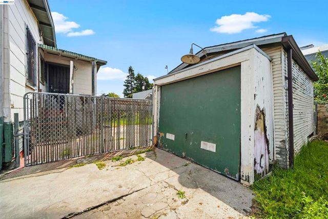 10737 Pearmain St, Oakland, CA 94603