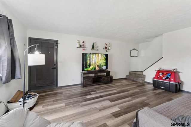 823 N 123 Court, Omaha, NE 68154