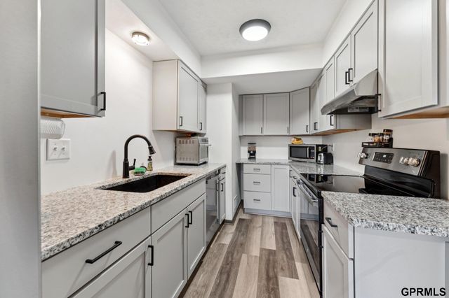 823 N 123 Court, Omaha, NE 68154