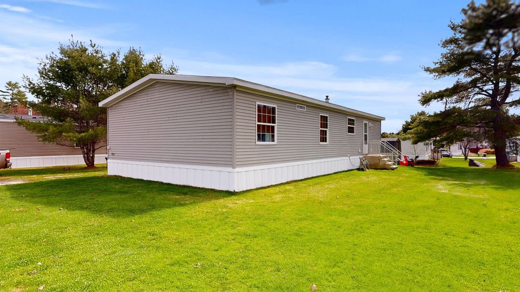 8 Sheldon Place, Lewiston, ME 04240 — exterior