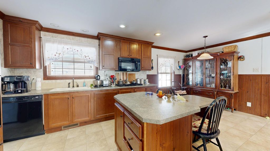 8 Sheldon Place, Lewiston, ME 04240 — photo 4