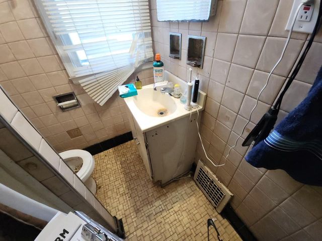 3974 N 28th STREET, Milwaukee, WI 53216