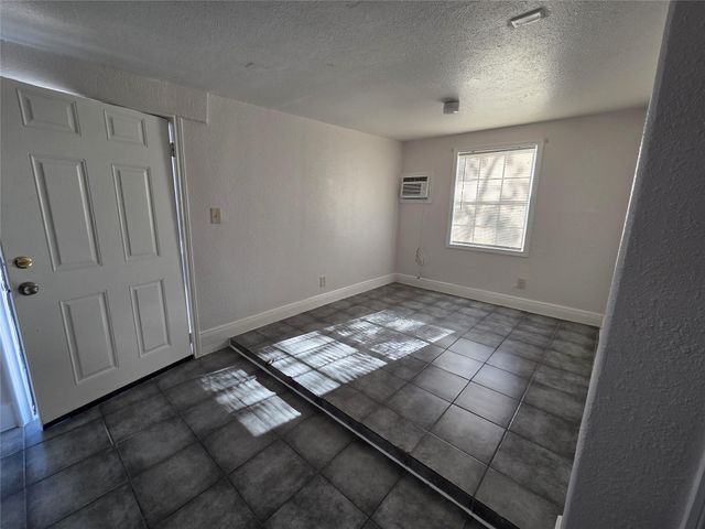 302 71 Street 3, Houston, TX 77011