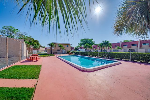 7 Ann Lee Lane, Tamarac, FL 33319