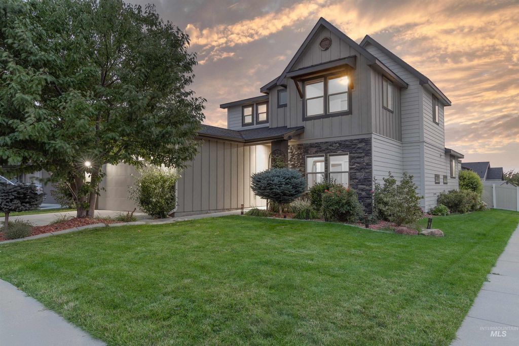 8025 S Red Cliff Ave, Boise, ID 83716