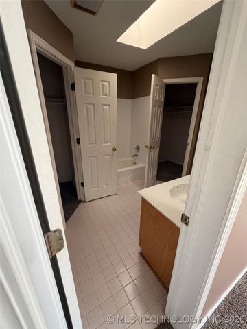 3801 W Hartford Street, Broken Arrow, OK 74012