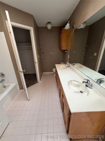 3801 W Hartford Street, Broken Arrow, OK 74012