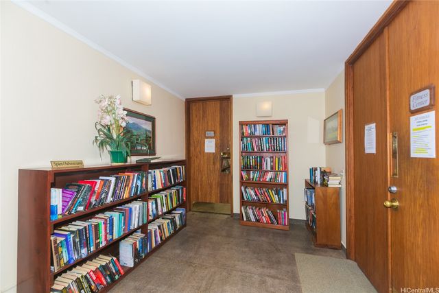 250 Kawaihae Street 8B, Honolulu, HI 96825