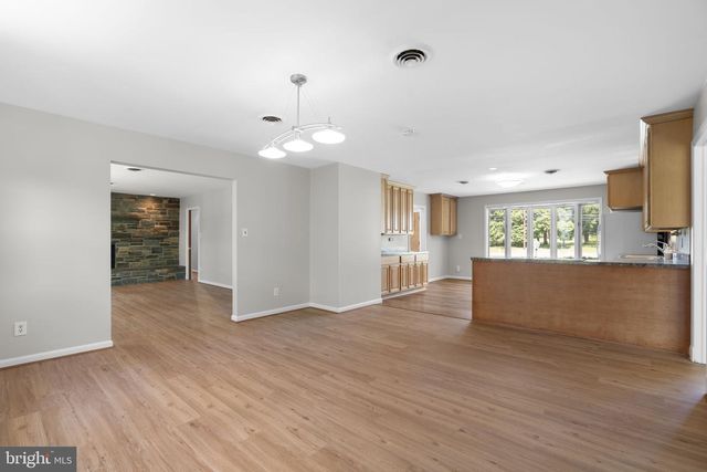 18015 MUNCASTER RD, Rockville, MD 20855
