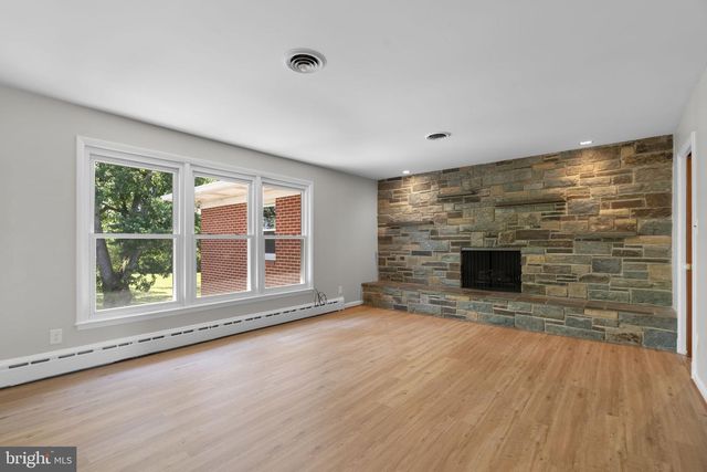 18015 MUNCASTER RD, Rockville, MD 20855
